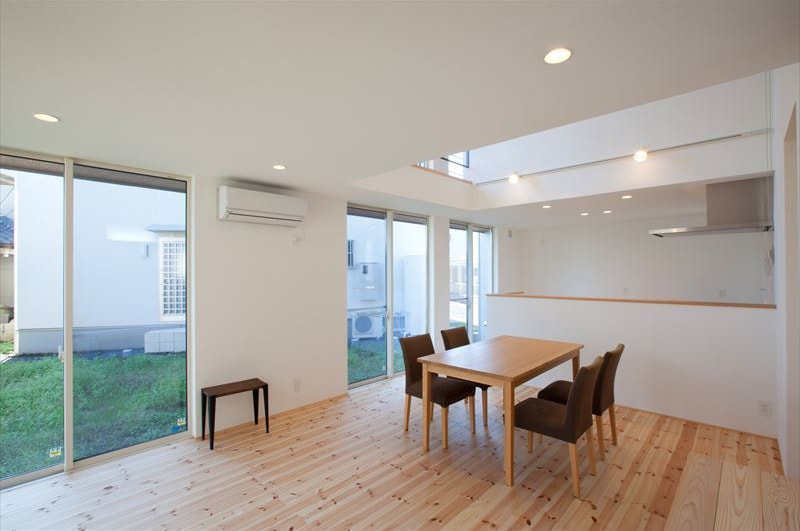 連続開口の明るいダイニング