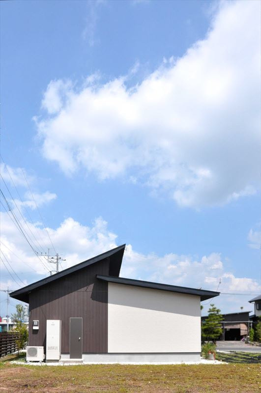 片流れを組み合わせた屋根のモダンな外観