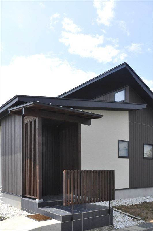 玄関廻りの目隠しもテイストを合わせた