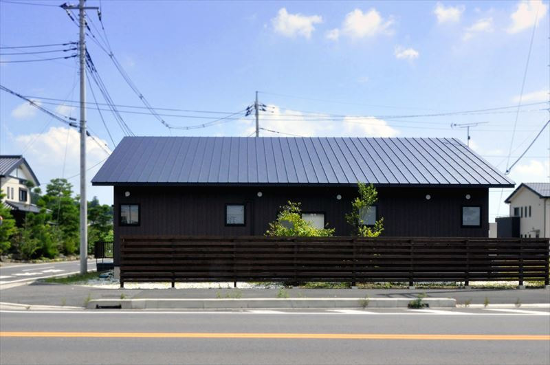 ダークでシャープな外観側面