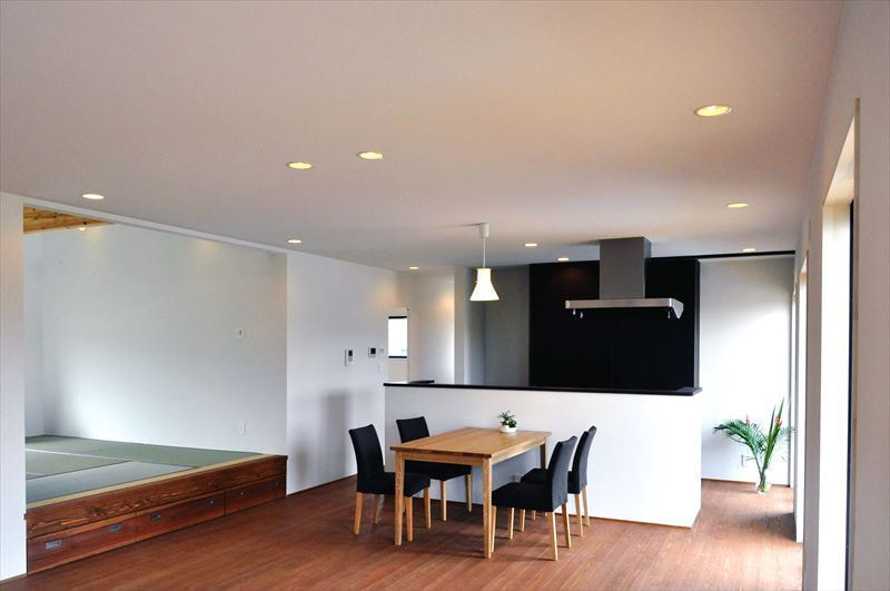 リビングに繋がるこ上がりの和室