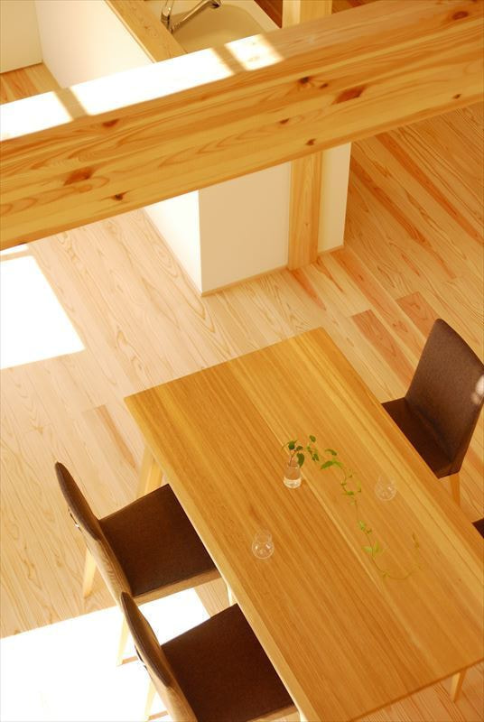 吹抜けのあるダイニング空間