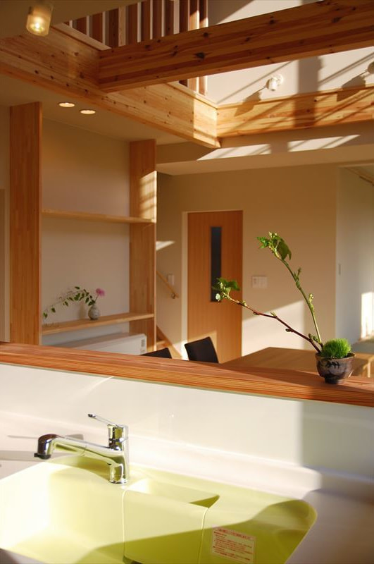 自然素材を採用したシンプルなキッチン