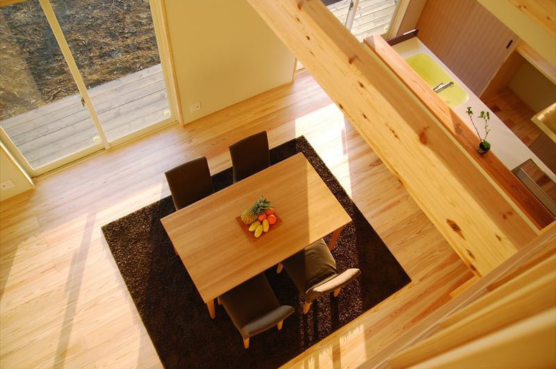 吹抜け空間が開放的なリビング