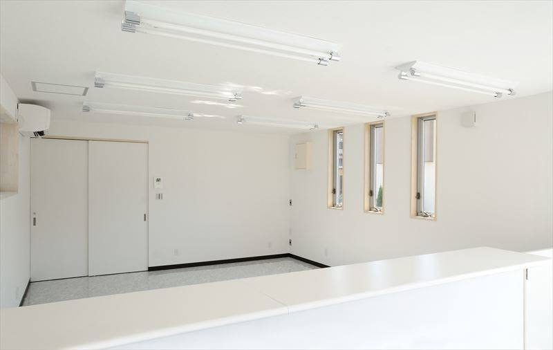 白で統一された室内