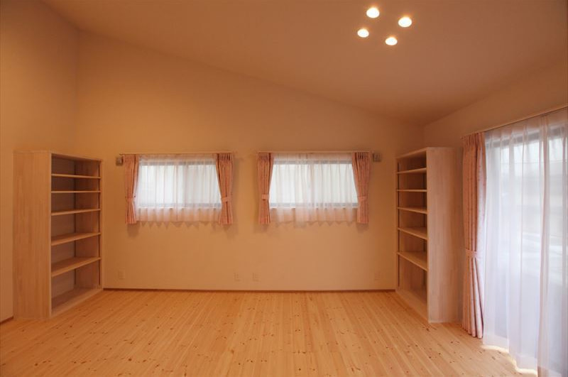 勾配天井のシンプルな居室