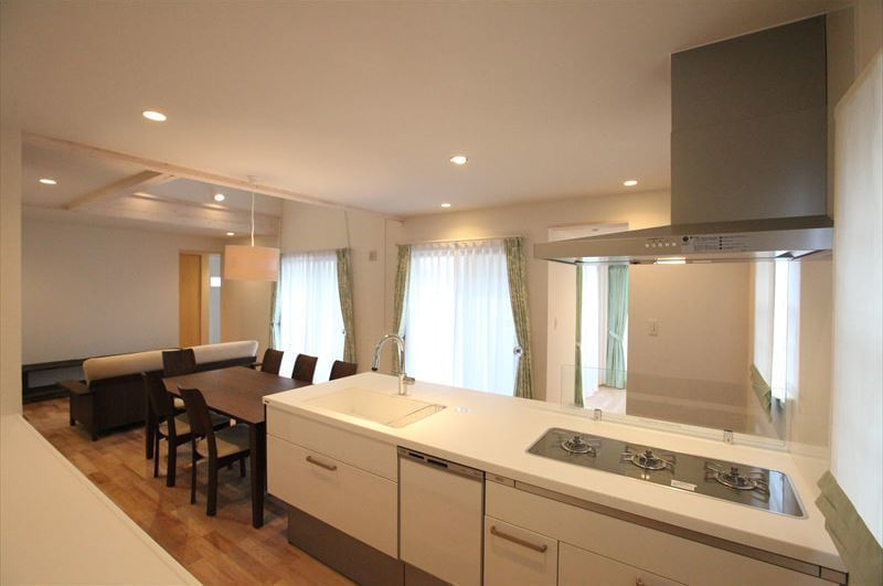 存在感あるアイランド型キッチン