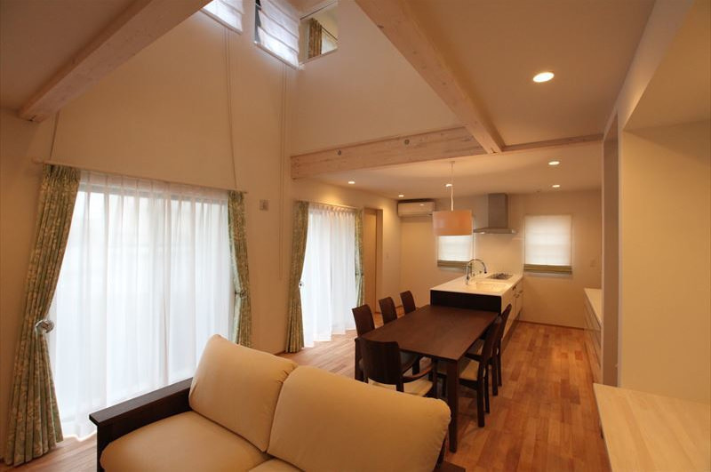 吹抜けのある開放的なリビング