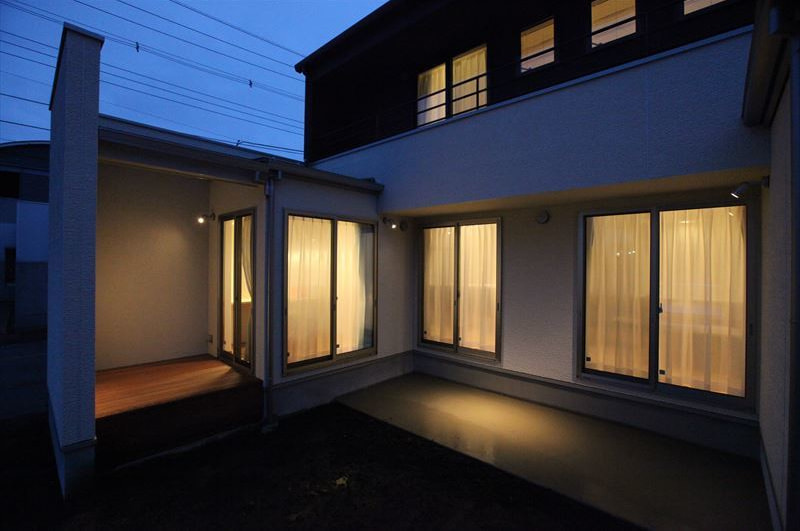 中庭を囲むように配置したリビング