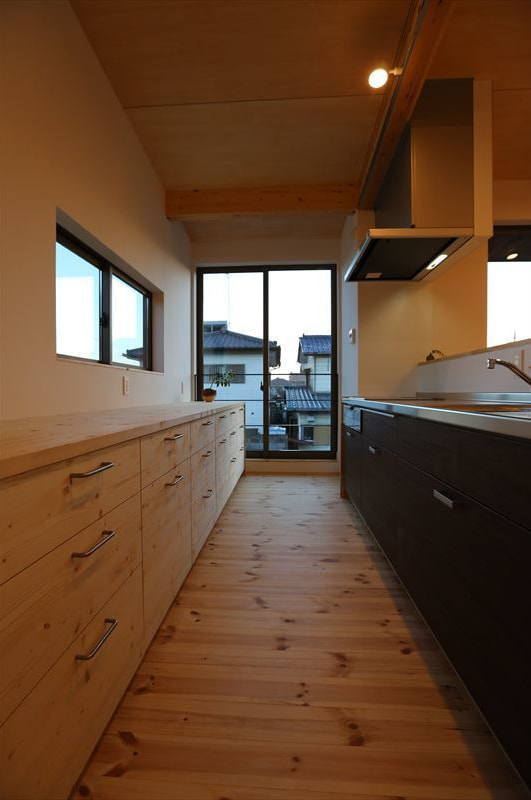 造作のキッチン収納も無垢材を採用