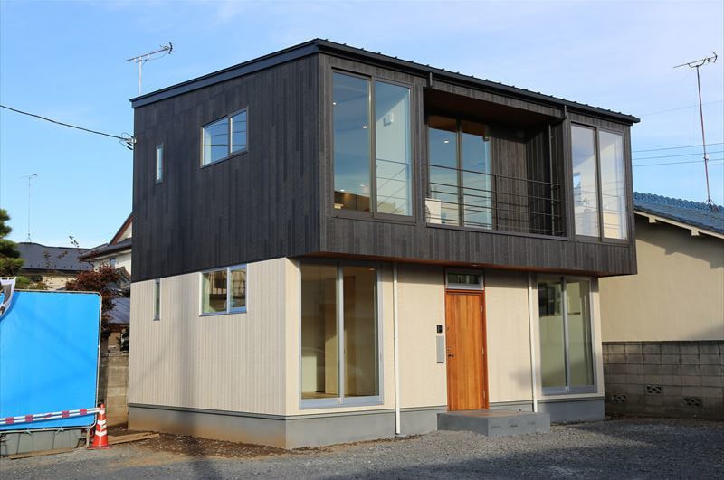 狭小地に建つシンプルな外観