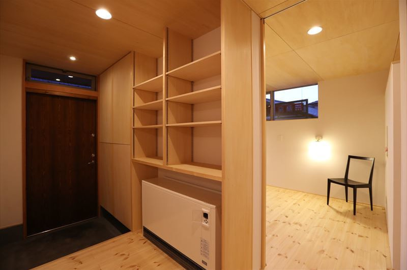 造作収納で玄関廻りも広く