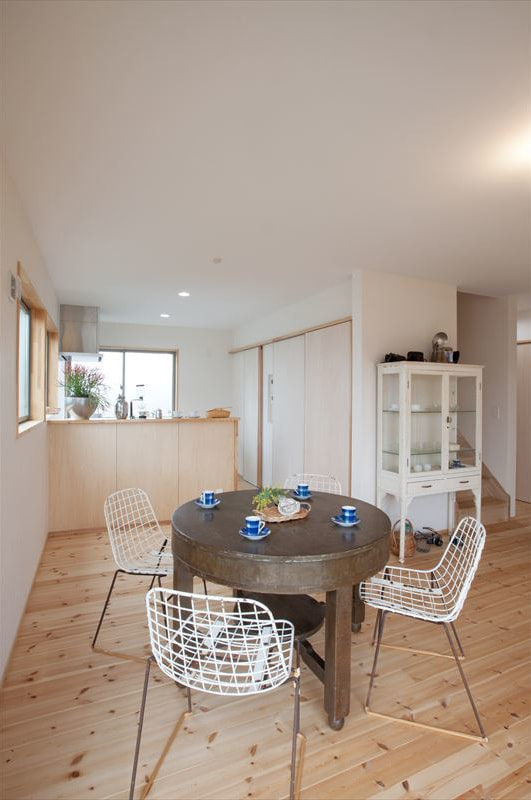 自然素材を多用したシンプルなダイニング