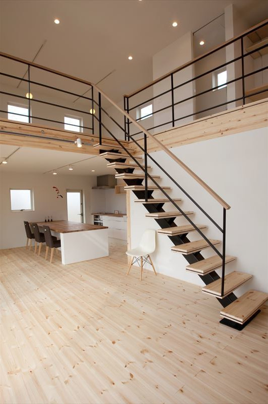 オリジナルの鉄骨階段があるリビング