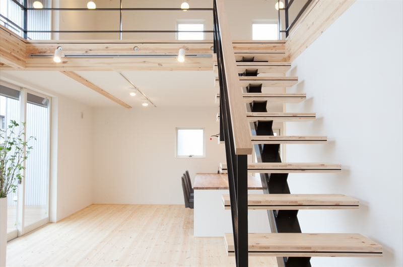 スケルトン階段、大開口と明るいリビング