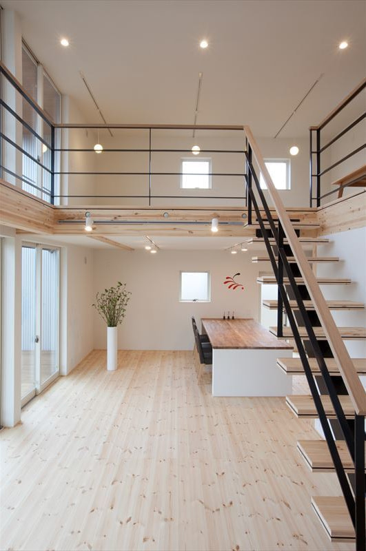 大きな吹抜けから1階と2階を繋ぐ鉄骨階段