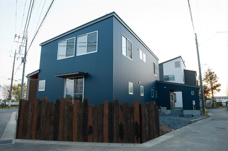 無垢の塀を使い普遍的デザインの外観