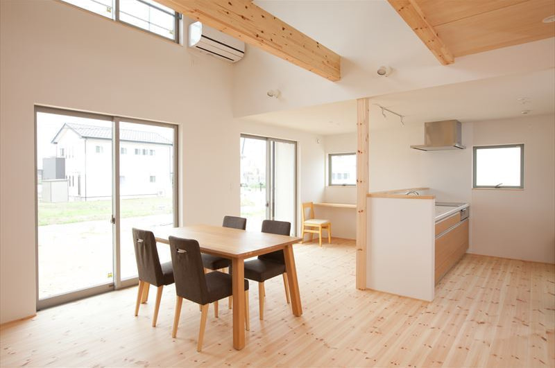 吹抜け、大開口のある開放的な空間