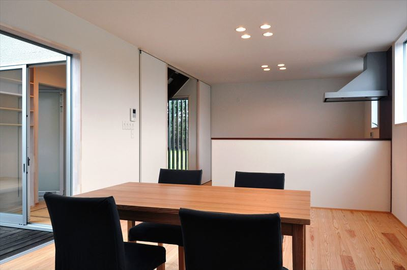 大開口の明るいダイニング