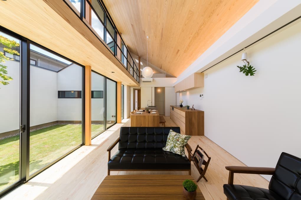 連続開口の明るいリビング