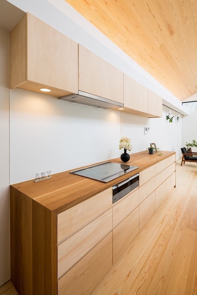 オリジナルのキッチンも無垢で統一