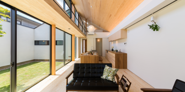 大開口の明るいリビング