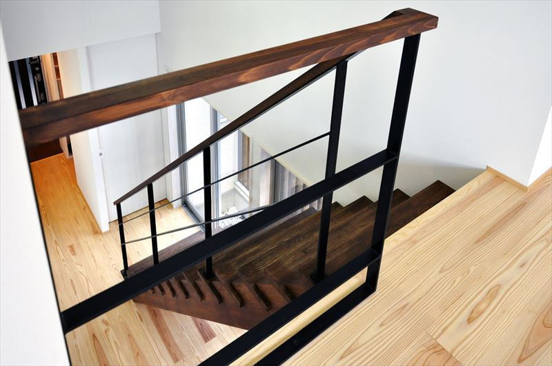 アイアンの手摺、無垢の踏み板を使った鉄骨階段